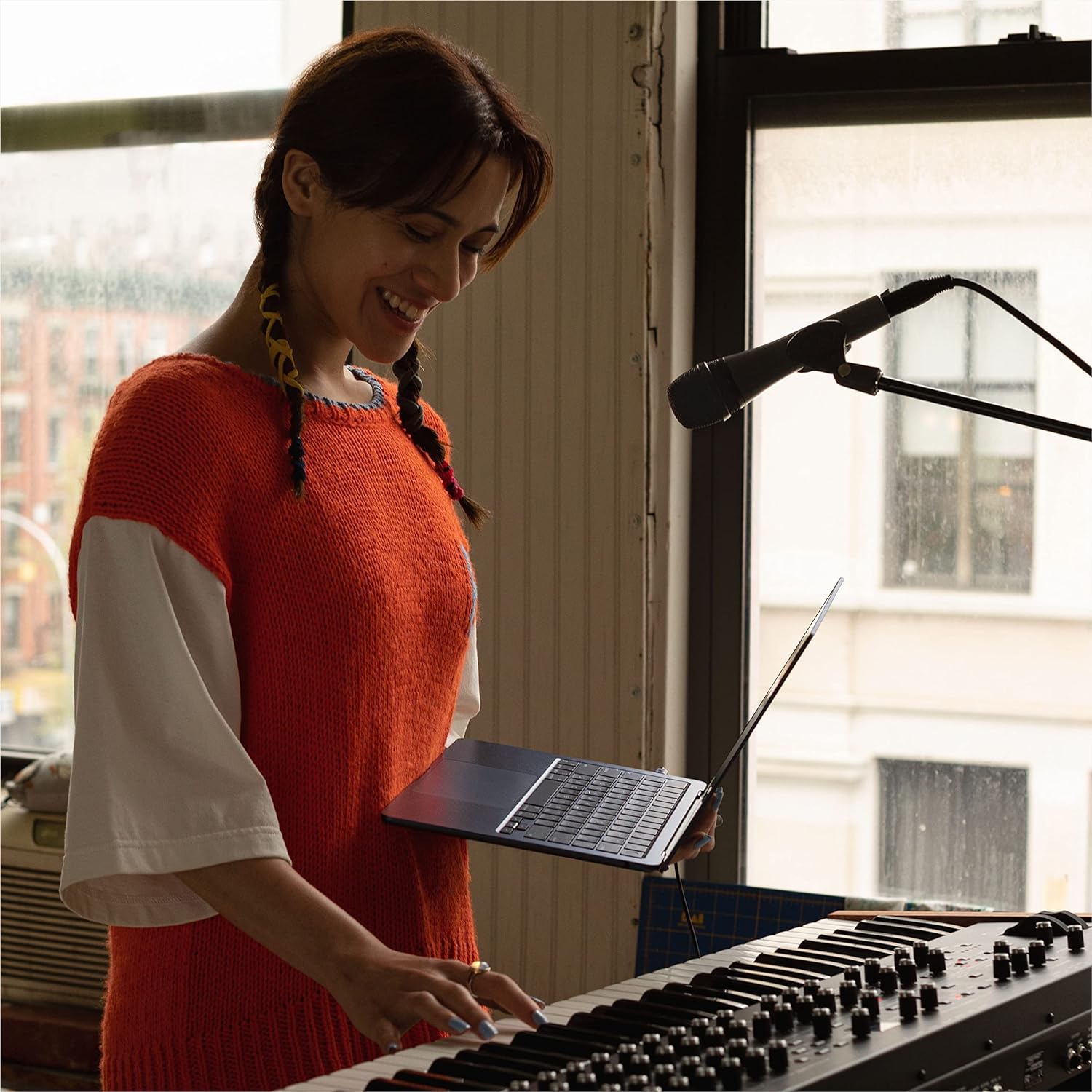 Apple 2022 MacBook Air laptop with M2 chip: 13.6-inch Liquid Retina display, 8GB RAM, backlit keyboard, 1080p FaceTime HD camera. Works with iPhone and iPad; Starlight