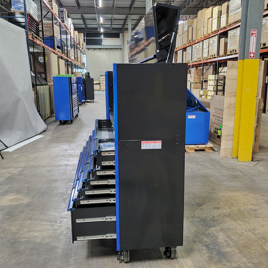 ToolboxScratch & Dent, Extreme Tools DX Series 72 x 21 Triple Bank Roller